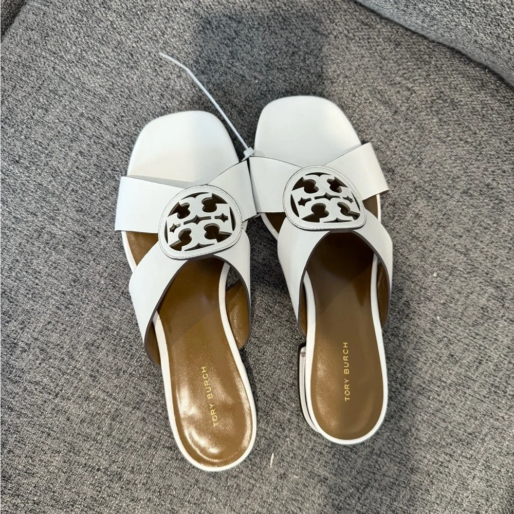 Tory Burch White Sandals with white Medallion - Picture 2 of 10